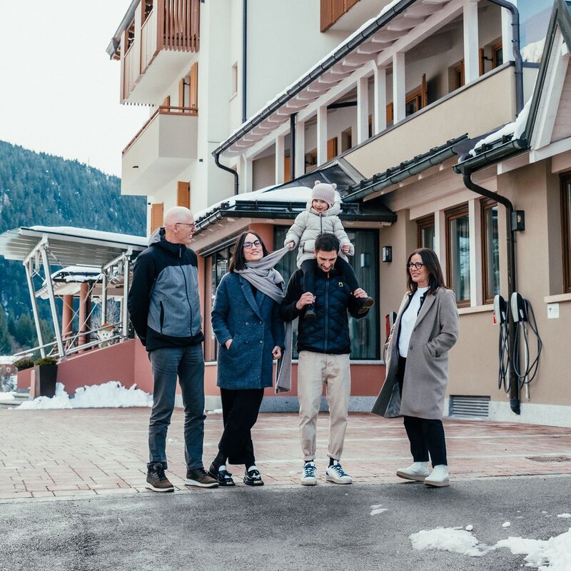 The whole family gathered outside the Serena Hotel | © Frame & Work, 2024
