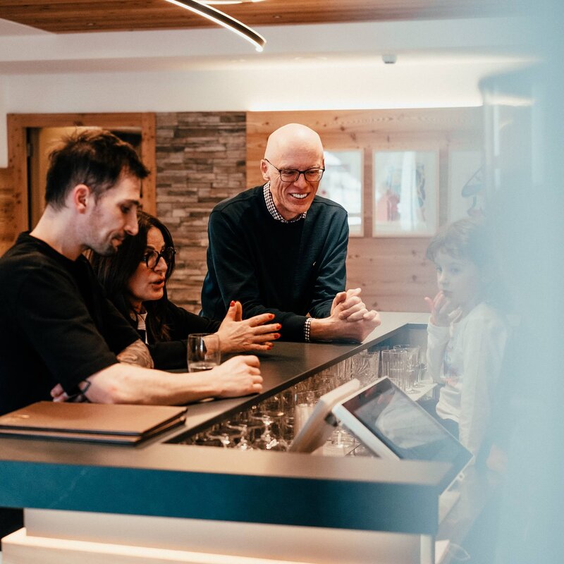Family gathered for breakfast at the Serena hotel bar | © Frame & Work, 2024