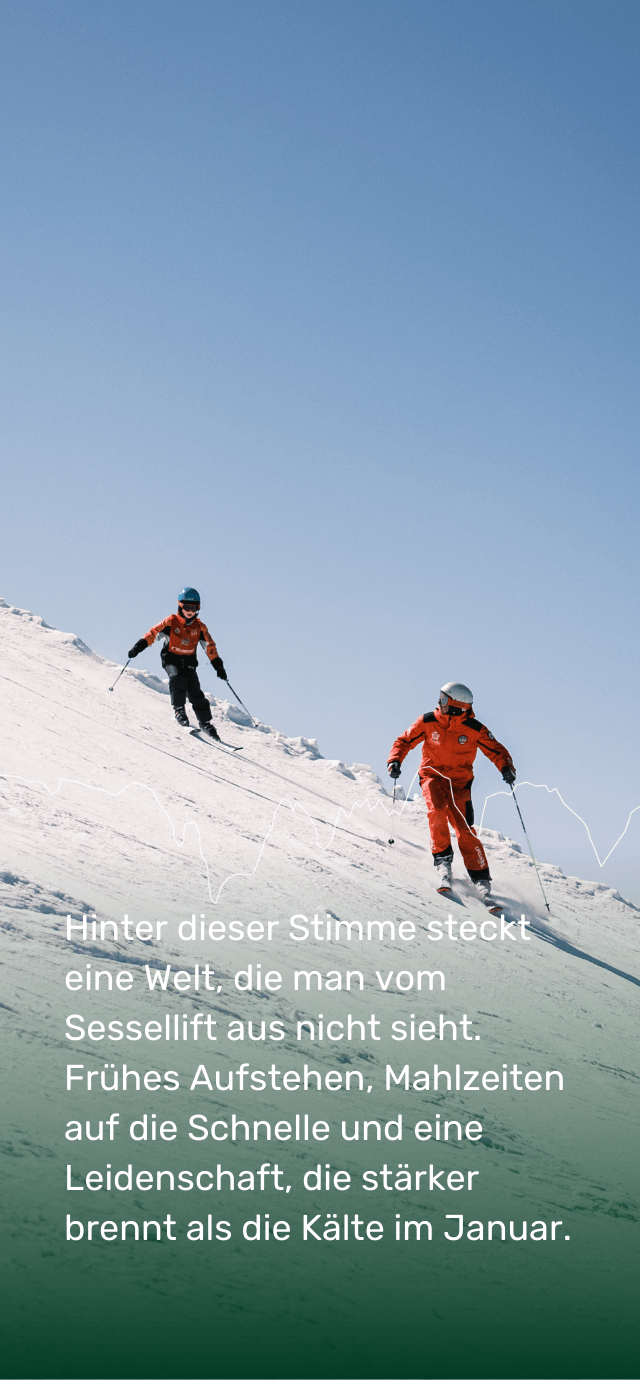 Ein Skilehrer in roter Uniform und ein Kind in ähnlicher Kleidung fahren einen steilen, verschneiten Hang hinunter und hinterlassen Spuren im Neuschnee unter einem klaren, blauen Himmel.  Überlagerter Text: „Hinter dieser Stimme verbirgt sich eine Welt, die man vom Sessellift aus nicht sehen kann. Frühes Aufstehen, schnelle Mittagessen und eine Leidenschaft, die stärker brennt als die Kälte im Januar.“  Übersetzt mit DeepL.com (kostenlose Version) | © Filippo Frizzera, 2025