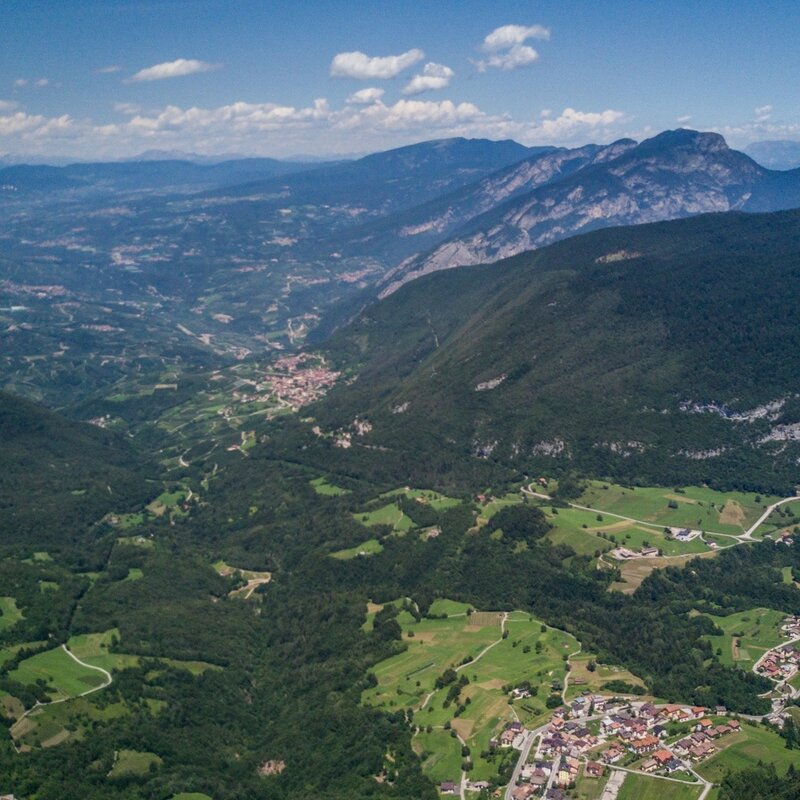 Spaziergang in Cavedago: von der Piazza San Lorenzo nach Maso Viola