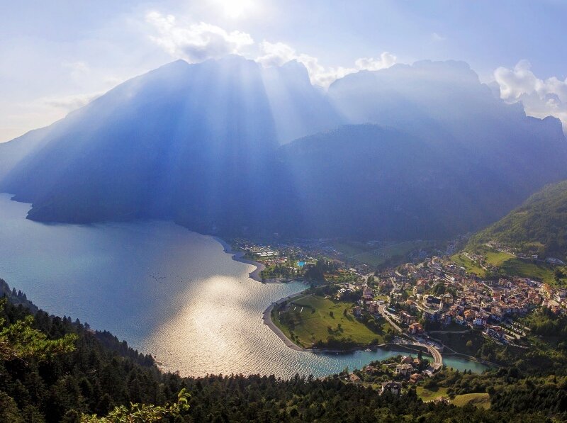Walk around Lake Bior and along the shores of Lake Molveno
