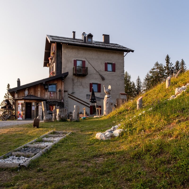 Walk from Doss Pelà to Rifugio Dosso Larici
